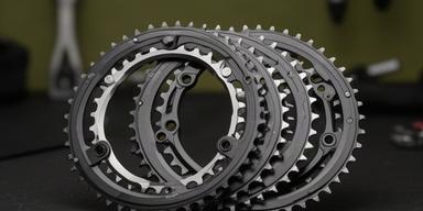 Shimano Ultegra Kettenblatt-Set auf einer schwarzen Werkbank